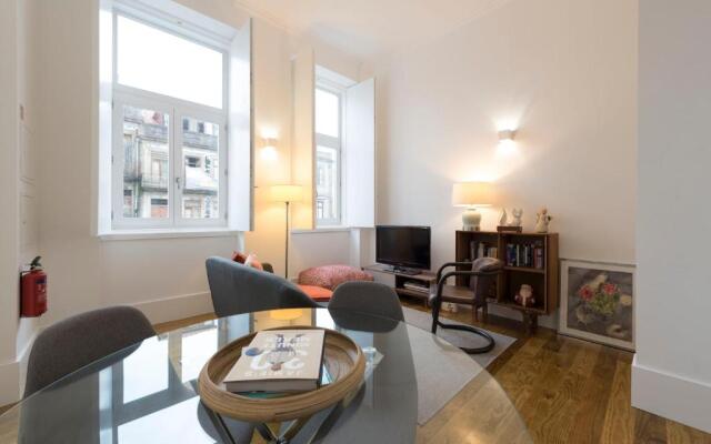 LovelyStay - Cozy Duplex with Patio right off train&metro station