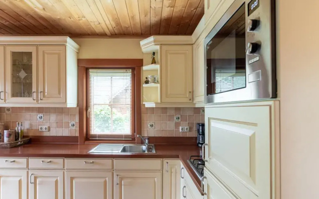 Wooden Holiday Home with Microwave near Brunssummerheide