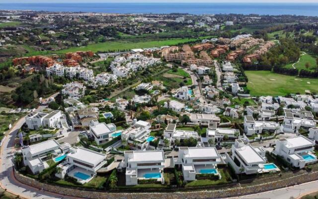 2021 Built Extravagant Villa in Luxurious Mirabella Hills