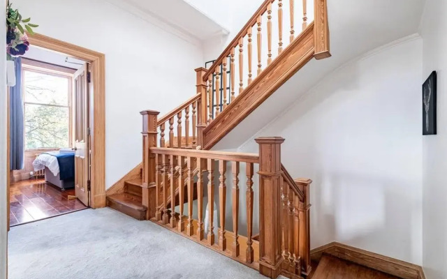 Stunning 5 Bedroom Large Apartment With Parking