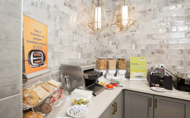 Pomeroy Inn & Suites Prince George