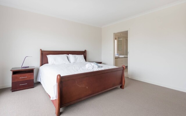 5br Luxury House 20 Min To Cbd Spacious Living