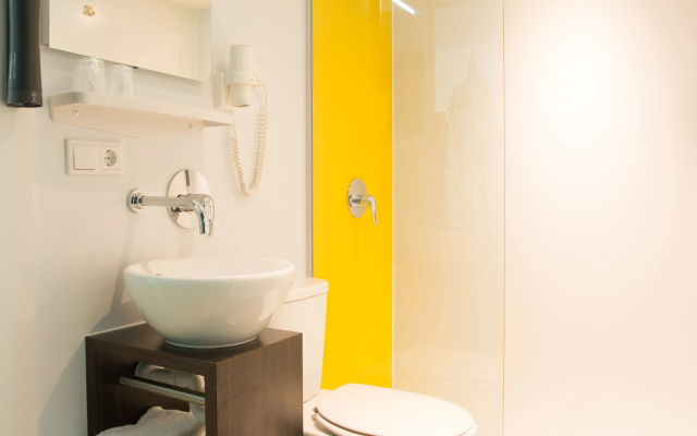Qbic Hotel Amsterdam WTC - Image 7
