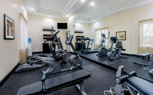 La Quinta Inn & Suites by Wyndham Marshall