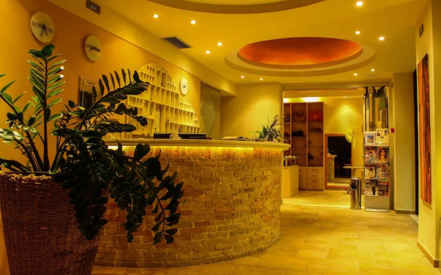 Hotel On The Rocks