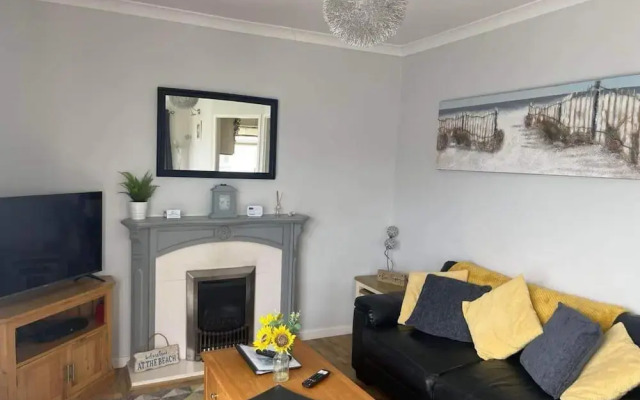 Seasideescape-2br-sleeps4-parking-petsok-fireplace