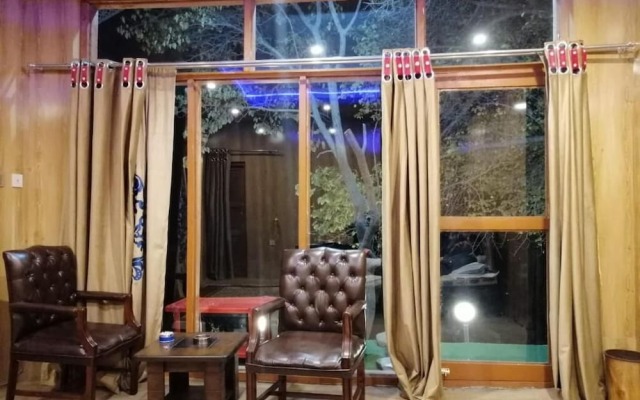 Chogho-Sar Huts