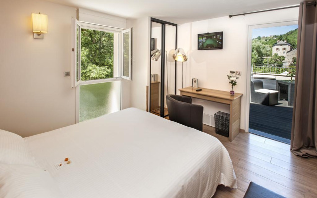 Logis Hôtel Restaurant Les 2 Rives - A75, en bordure de rivière