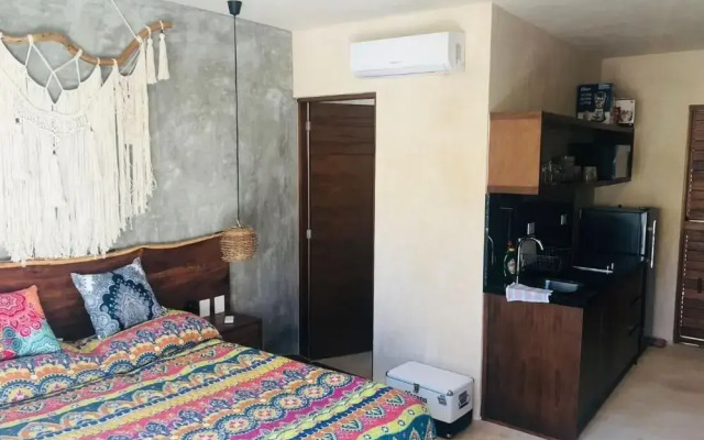 Deluxe Studio Direct Exit to the Pool