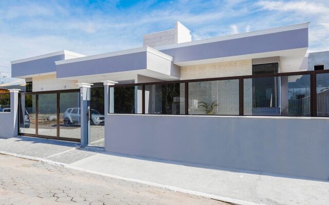 Casa Moderna em Condomínio de Canasvierias