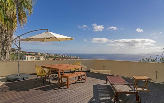 Barbecue and Sunbathing and sea View, Casa Skyline