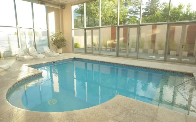 Howard Johnson by Wyndham Sierras Hotel and Casino