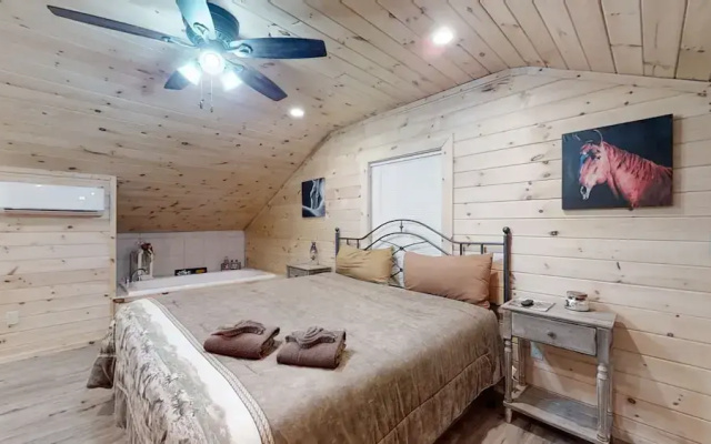 Double L Ranch 1 Bedroom Farmhouse by RedAwning