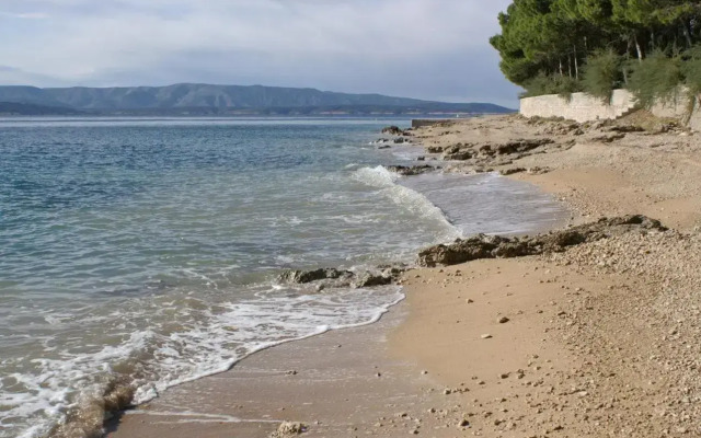 Apartments and rooms with parking space Bol, Brac - 2878