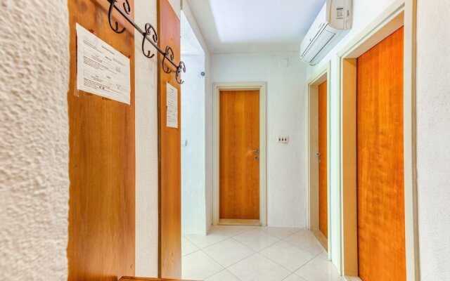 2-bdr apt With Shared Garden, 3 min Walk to Beach