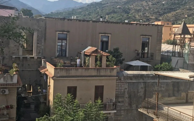 Castello D'Alcontres B&B