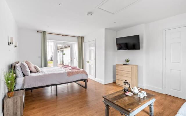 Number 1 Lytton Tree Lodge