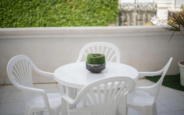 R126 Beachfront Apartment Sant Salvador