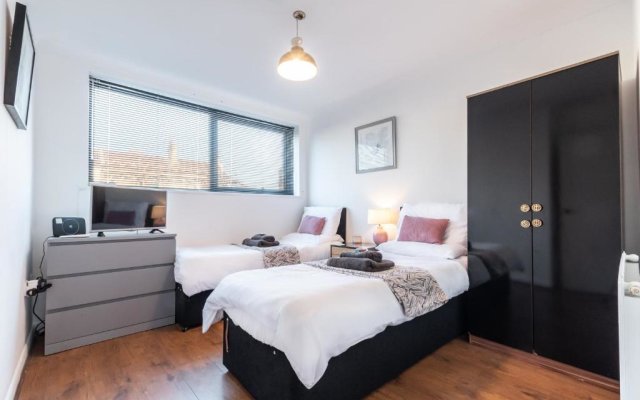 BEST PRICE!! - Contractor Heaven! 4 Singles beds or 2 King Size, Southsea Apartment- FREE PARKING, SMART TVS