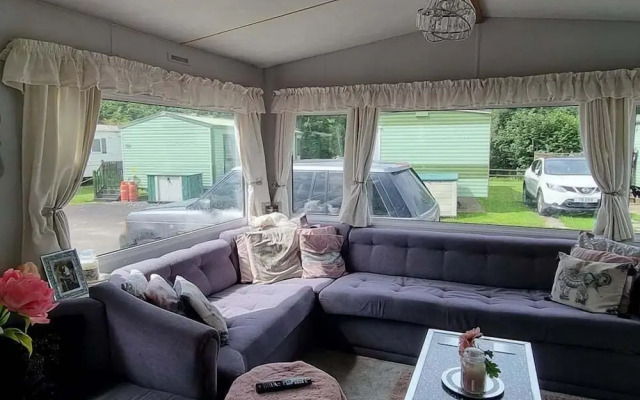 Lovely 3-bed Caravan in Foel, Welshpool