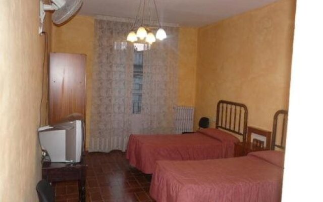 Hostal Adarnius