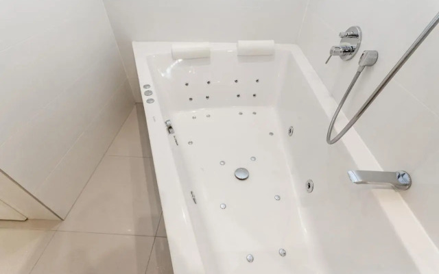 BpR Sophisticated Astoria Suite with Balcony