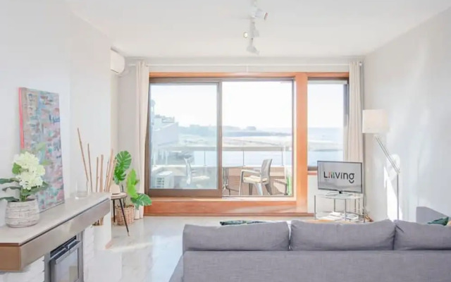 Liiiving in Porto Sea River View Apartment