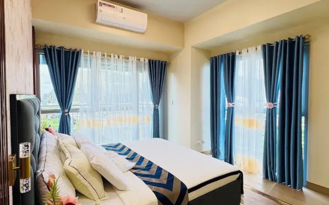 Luxury Staycation beside Okada