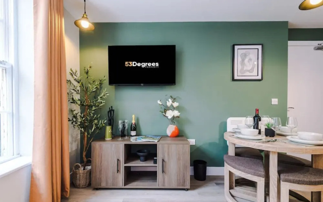 NEW Stylish 1-bed Flat Great Location Sleeps 4