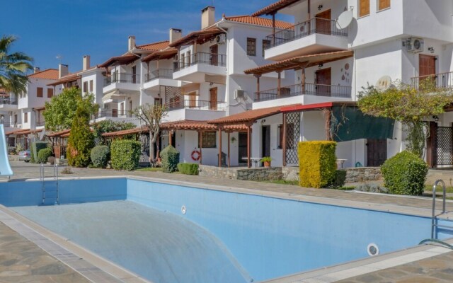 Cosy House Boat in Platanidia With Swimming Pool