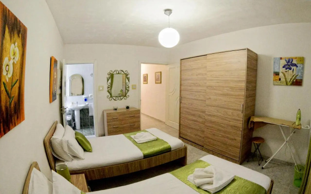 Village Corner 3 bedroom apartment with garage