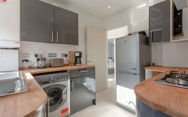 Modern 2 Bedroom Apartment in Morden