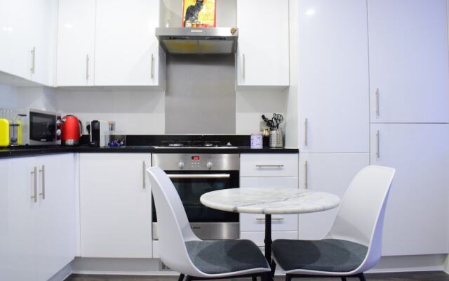 1 Bedroom Flat With Balcony In Camden Town