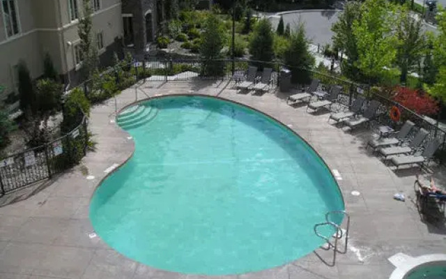 Pinnacle Pointe Resort by kelownacondorentals