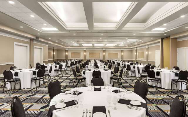 Royal Hotel Edmonton Airport, Trademark Collection by Wyndham