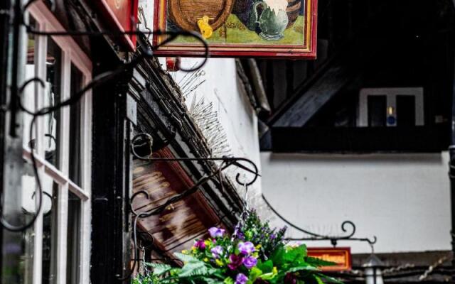 The New Inn by Roomsbooked