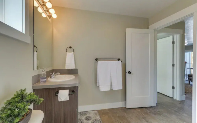Modern Apt - 7 Mi to St. Anthony Sand Dunes!