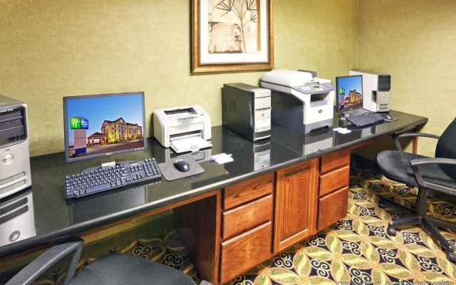 Holiday Inn Express & Suites Shawnee by IHG