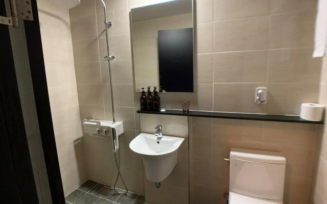 Renaissance Hotel - Hostel