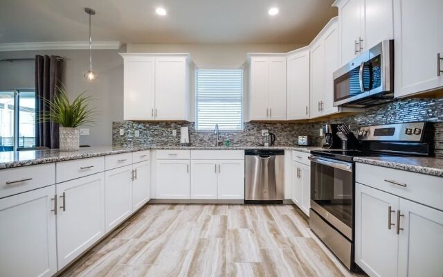 8 Bedrooms/ Champions Gate Home