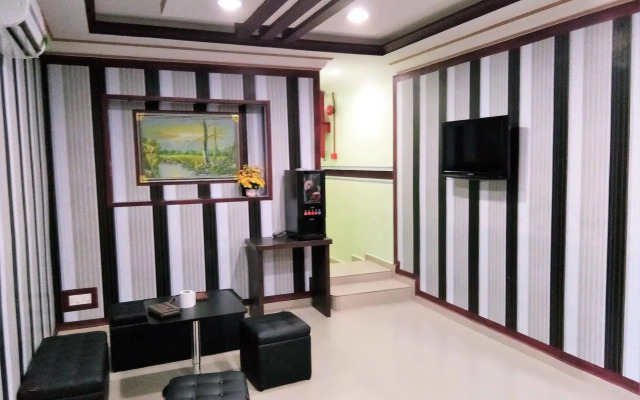OYO 89407 EZI Hotel