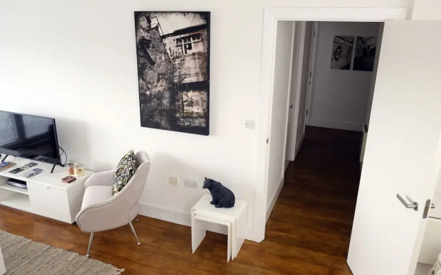 Luxury 2-bed Flat, Parking and Close to the Tube