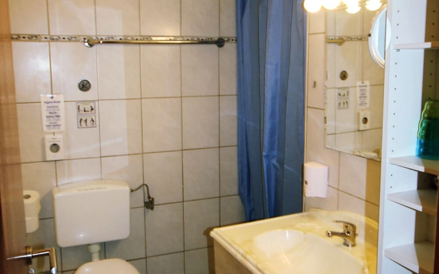 The Penny Pincher Inn - Hostel