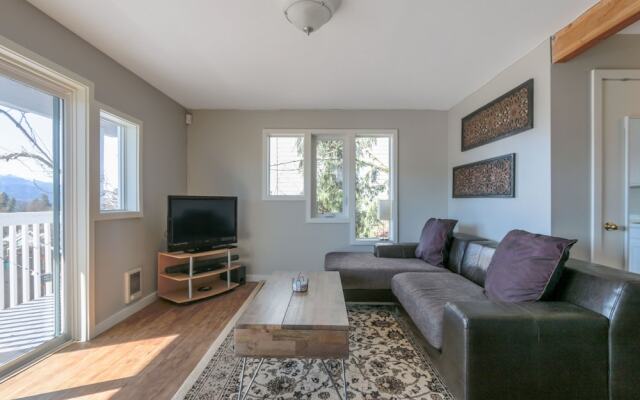 Grandview 3 Bedroom Home by RedAwning