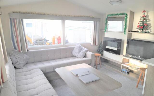 3 Bedroom Modern Caravan Sleeps up to 8