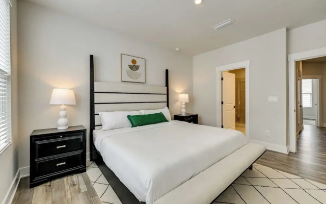 2 Mi to Uptown Charlotte: Family Townhome!