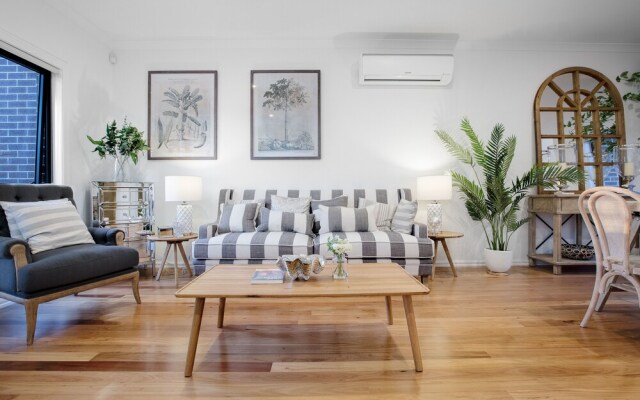 AU.JOY 3 Bed Townhouse Burwood 3
