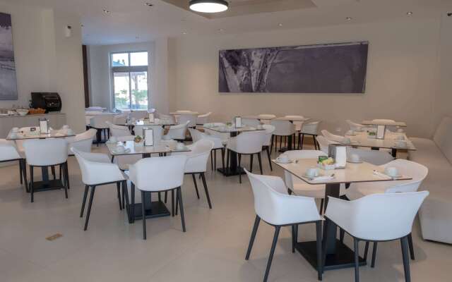 Super 8 By Wyndham Manzanillo