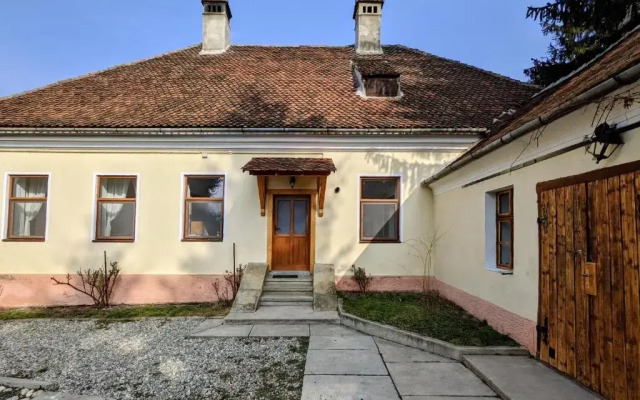 Gästehaus Honigberg next to the Fortified Church of Harman