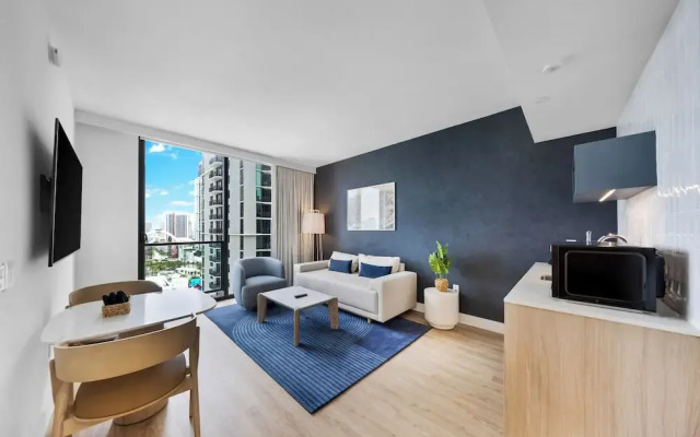 Chic Downtown 1BR with Stunning Views